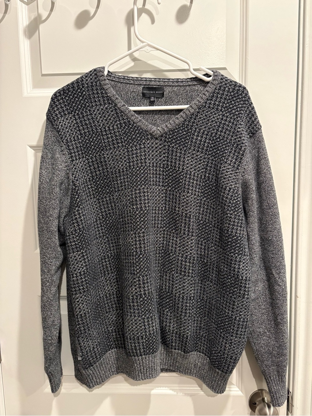 Geoffrey Beene Men's Gray Patterned V-Neck Sweater